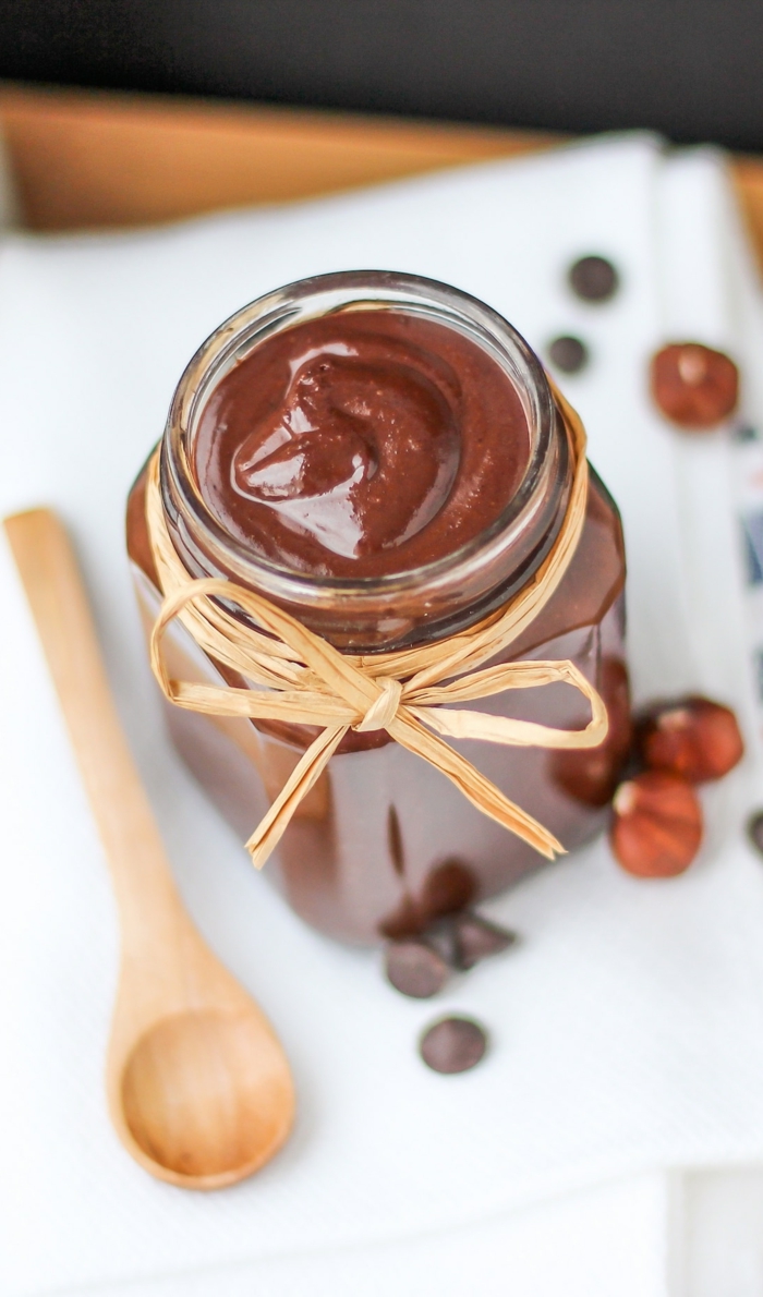 löffel aus holz ein glas mit nutella alternative ein veganes nutella selber machen haselnüsse