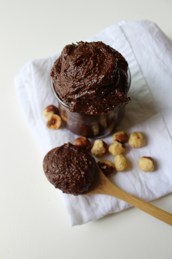 löffel aus holz und mit selbstgemachtes nutella vegan weié decke und haselnüsse