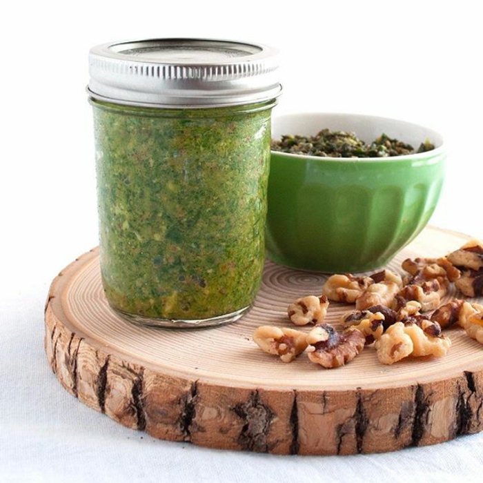 mangold zubereiten rezepte mangold pesto mit walnüsse auf holzscheibe