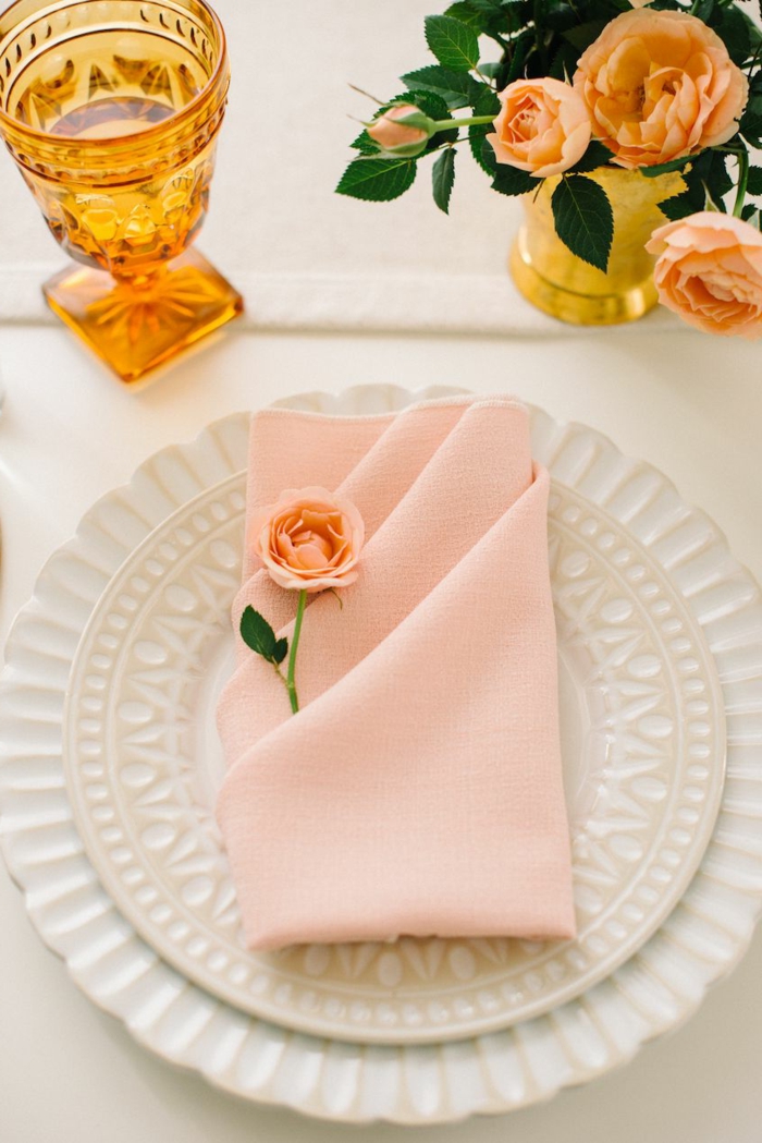 minimalistische tischdeko weihnachten rosa servietten falten einfach schöne rosen dekoration weißer teller 