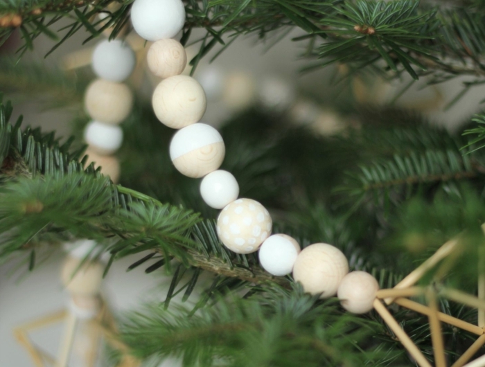 minimalistische weihnachtsdekoration perlen weihnachtsbaum schmücken ideen modern grüner tannenbaum