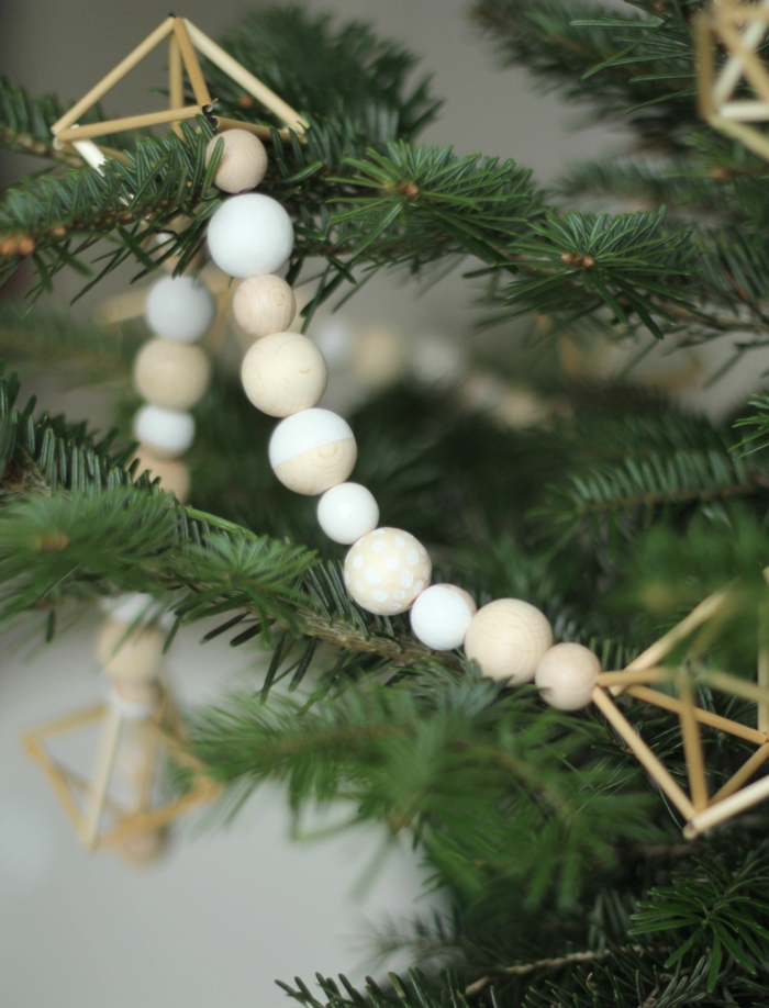 minimalistische weihnachtsdekoration perlen weihnachtsbaum schmücken ideen modern grüner tannenbaum