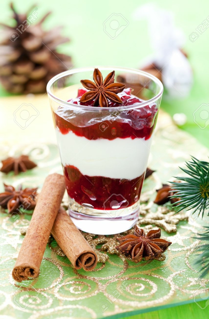 nachspeise im glas leckeres dessert mit creme und marmelade winterlicher nachtisch zimt rezept