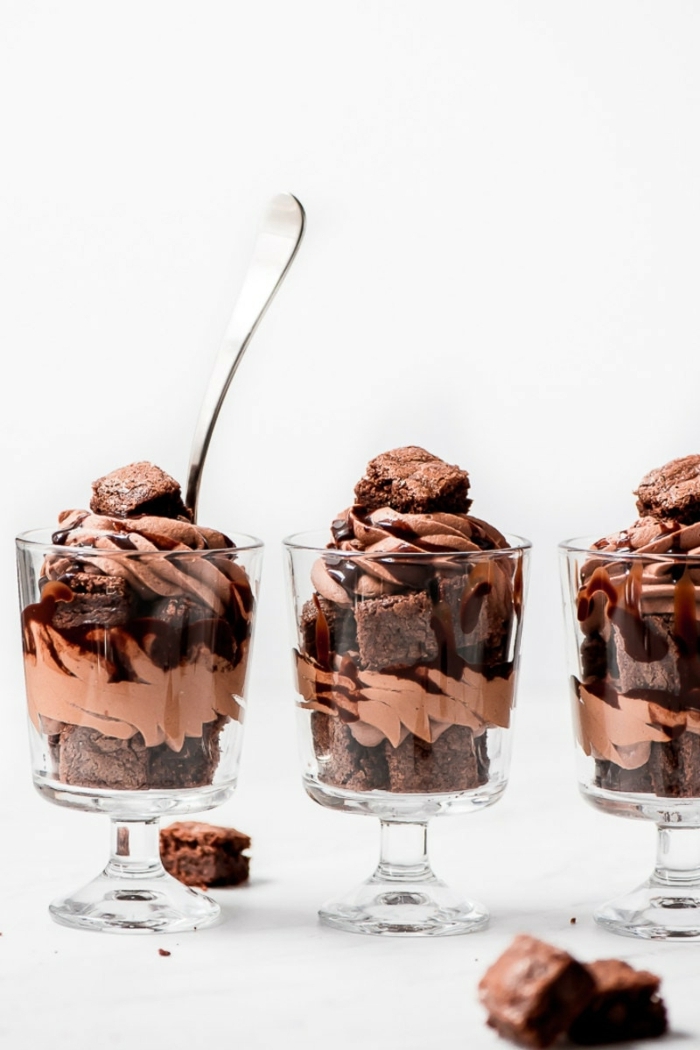nachtisch im glas winterliche desserts schokocreme stückchen schokolade einfache rezepte schnelle dessets im glas