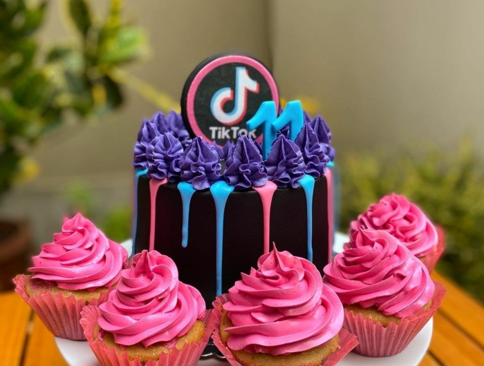 pinke cupcakes kleiner tiktok kuchen drip cake ideen inspiration geburtstagskuchen inspiration