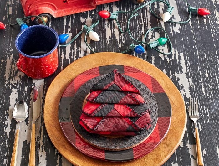 rot schwarze servietten falten modern festliche dekoration weihnachten bunte lichterketten rote tasse deko inspiration