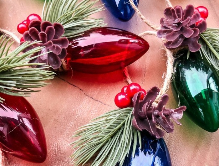 rote blaue weihnachtkugeln mit tannenzapfen deko tannenbaum ideen und inspiration dekoration weihnachten