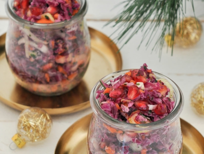 roter cole slaw zu weihnachten rotkohlvorspeisen im glas weihnachtsmenü salat mit lauch äpfeln möhren granatapfel