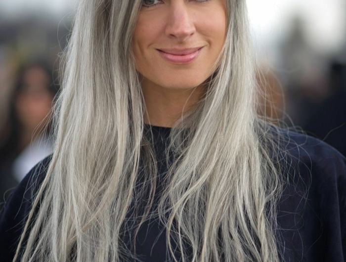 sarah harris eine frau mit schwarzem pullover und langen grauen haaren