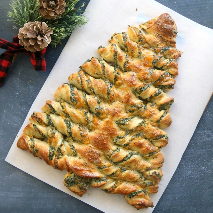 schnelle leichte vorspeise für weihnachten pizza mit spinat und käse tannebaumform festlch