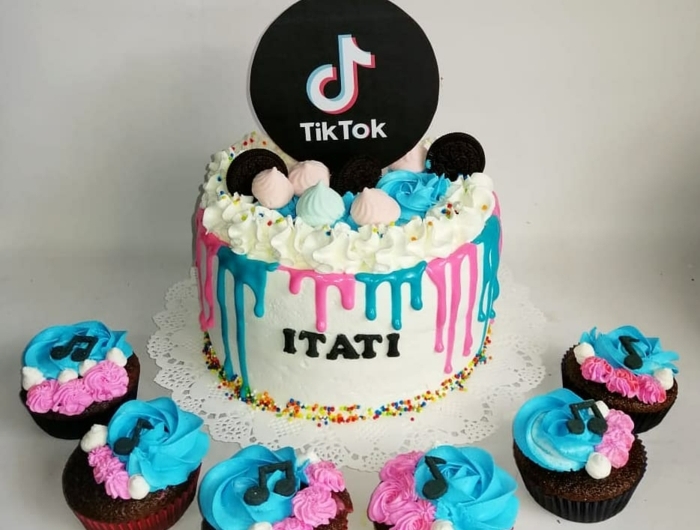 schokoladen cupcakes zu vanilletorte farbenfrohe dekoration teenager tiktok torte zum geburtstag inspiration