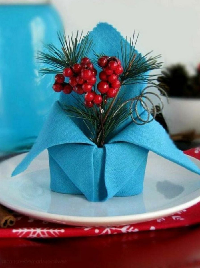 servietten falten stehend weihnachten tisch decken modern blaue serviette tannenzweige dekoration tischdeko kreativ
