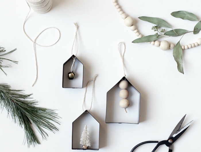 skandinavische minimalistische weihnachtsornamente kleine häuser mit glocke und tannenbaum weihnachtsbaum schmücken kreativ