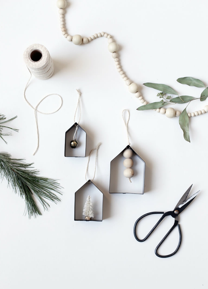 skandinavische minimalistische weihnachtsornamente kleine häuser mit glocke und tannenbaum weihnachtsbaum schmücken kreativ