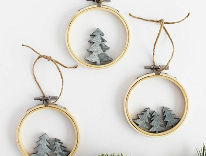 skandinavische weihnachtsdekoration runde ornamente mit kleinen tannenbäumen christbaum schmücken beispiele