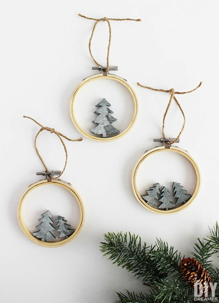 skandinavische weihnachtsdekoration runde ornamente mit kleinen tannenbäumen christbaum schmücken beispiele