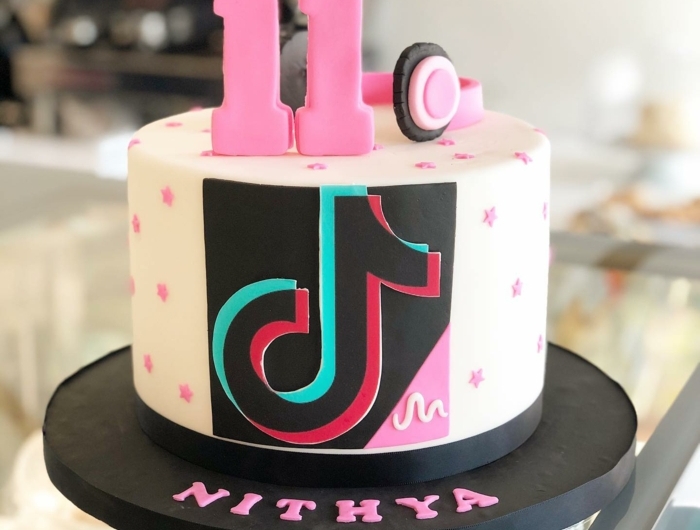 social media kuchen geburtstag 11 tiktok torte inspiration vanille dekoration pinke punkte kopfhörer