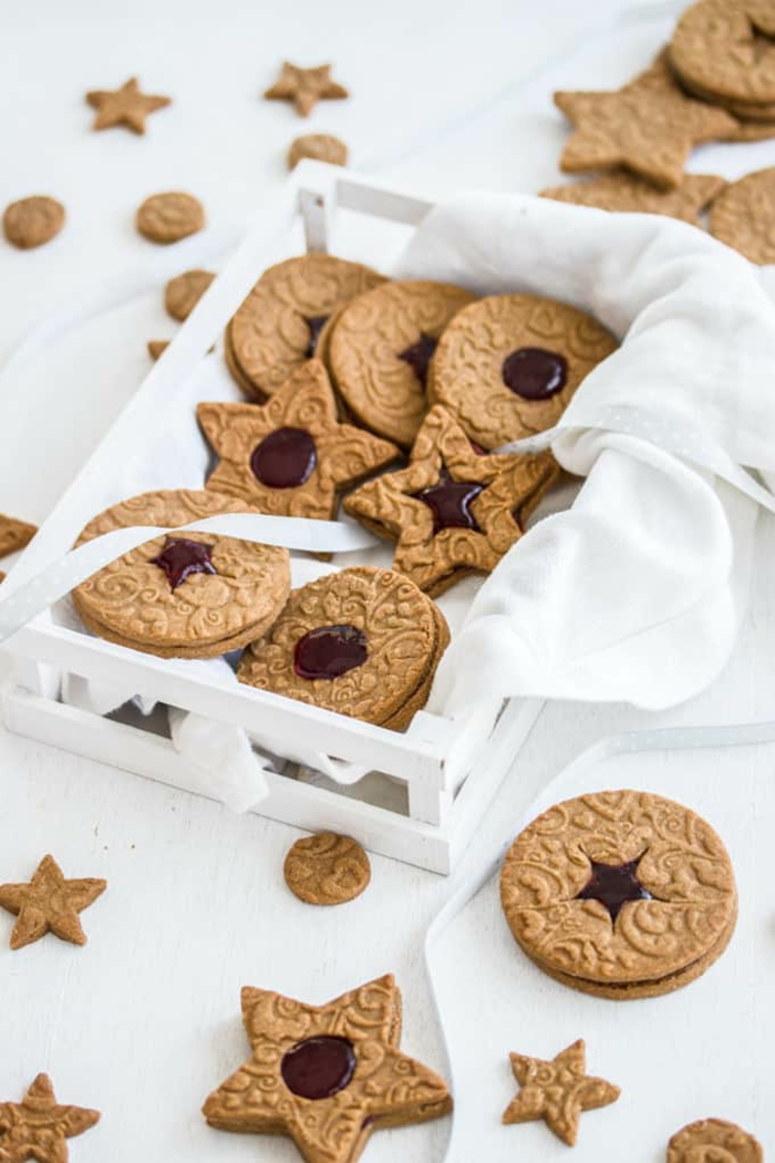 spekulatius gefüllt mit marmelade rezept beste weihnachtsplätzchen backen verschiedene formen runde kekse und in sternform