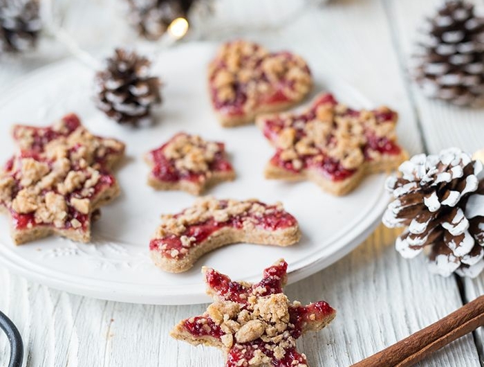 sterne kekse backen zu weihnachten beste weihnachtsplätzchen selber backen mit marmelade zimt und nüsse dekorierte tannenzapfen