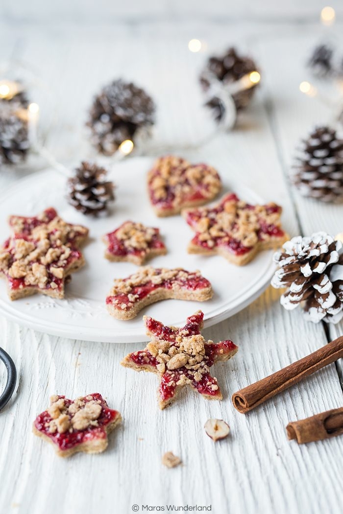 sterne kekse backen zu weihnachten beste weihnachtsplätzchen selber backen mit marmelade zimt und nüsse dekorierte tannenzapfen
