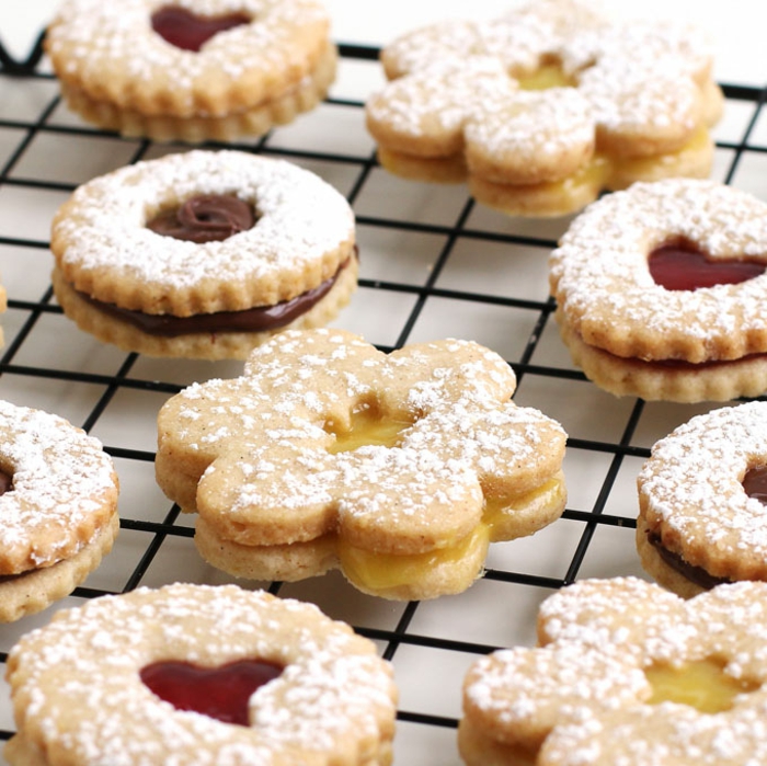 süßigkeiten weihnachten selber zubereiten kekse auf grillrost spitzbuben plätzchen mit marmelade und nutella verschiedene formen