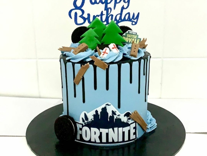 teenager party zum geburtstag happy birthday tortenaufleger blaue torte schwarze dekoration tannebäume figuren fortnite tortendeko