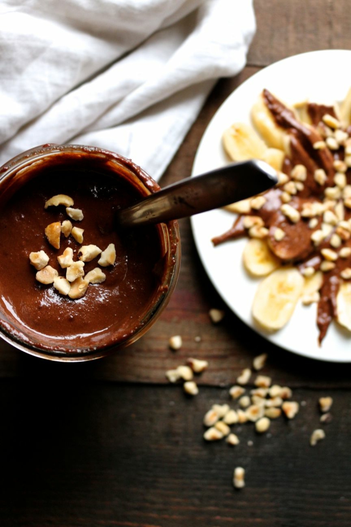 teller mit bananen und schokolade nutella alternative ein veganes nutella selber machen