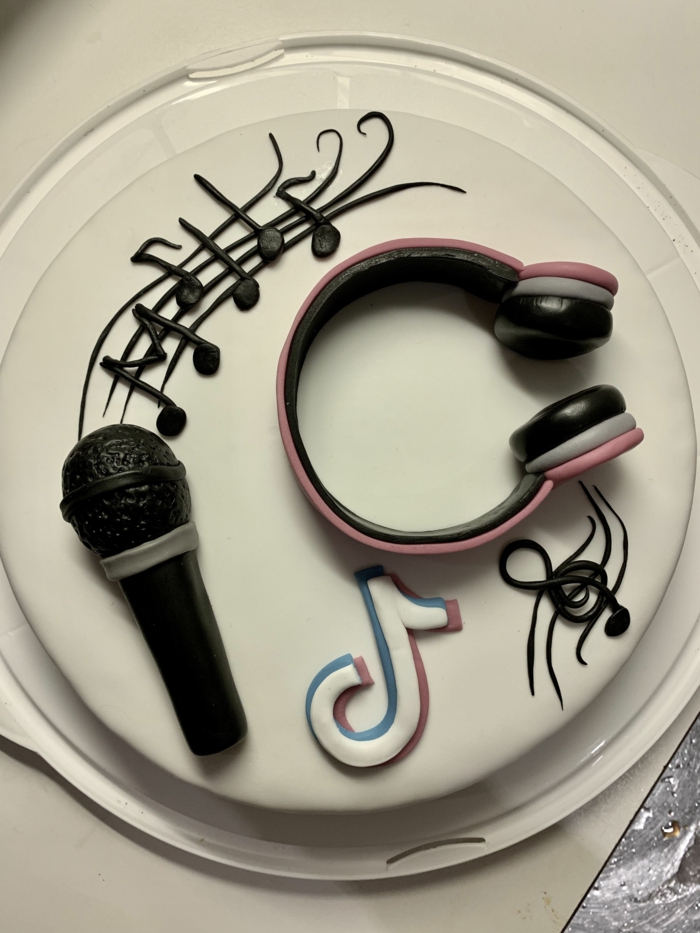 tiktok torte zum geburtstag vanille kuchen mit dekoration kopfhörer noten mikrofon ideen inspiration