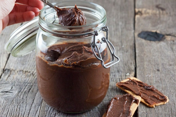 tisch aus holz und ein glas mit nutella vegane desserts mit nutella brot