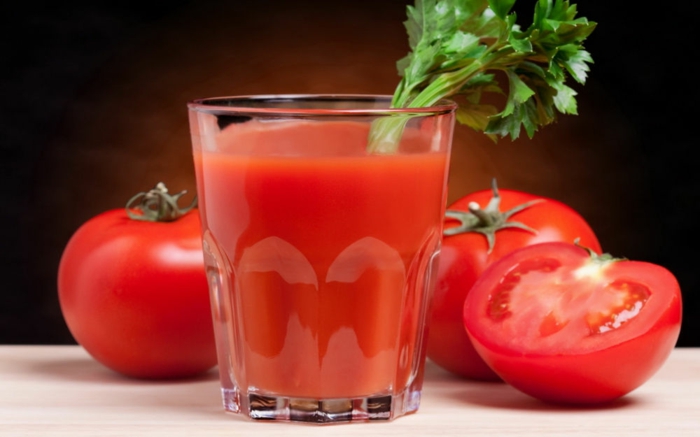 tomatensaft ein glas geschnittene tomaten gesunde gemüse