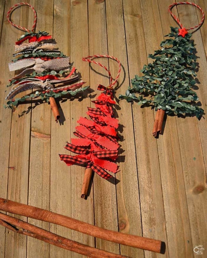 verschiedene weihnachtsornamenre roten bunte grüne tannenbäume aus zimtstangen weihnachtsbaum modern