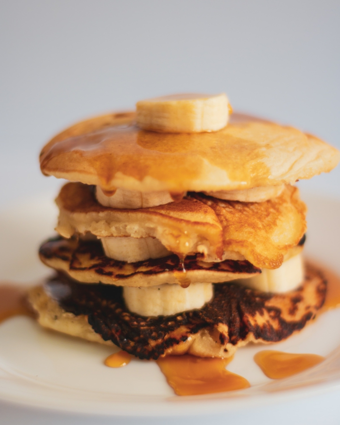 viele pfannkuchen mit bananen und ahornsirup weier teller rezept vegane pfannkuchen