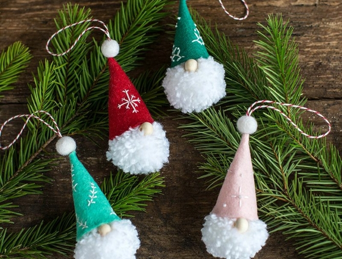 weihnachten baum schmücken selbstgemachte ornamente bunte zwerge aus filz tannenzweige weihnachtsbaum ideen