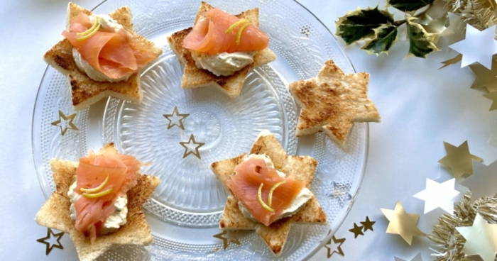 weihnachten einfache vorspeise toast mit lachsfilet auf glasteller sternen form