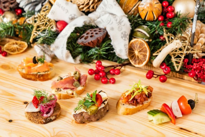 weihnachten fingerfood schnelle vorspeise brotscheiben mit schninken lachs käase festliche vorspeise