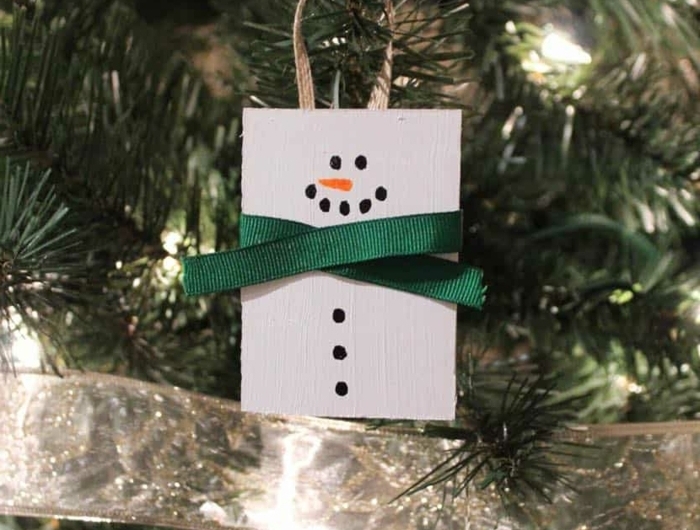 weihnachtsbasteln mit kindern diy schneemann tannenbaum dekorieren einfaches tutorial grüne schleife
