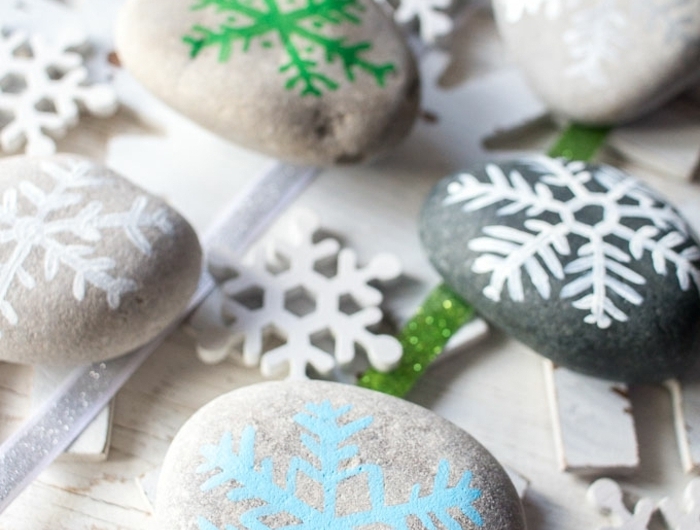 weihnachtsbasteln mit kindern steine bemalen schneeflocken malen diy deko ideen bastelideen