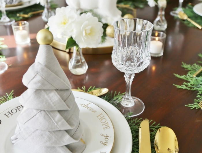 weihnachtsbaum servietten falten stehend festliche tischdeko inspiration ideen goldener besteck