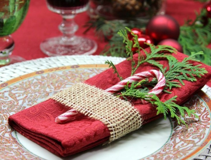 weihnachtsdeko inspiration servietten falten einfach kreative weihnachtsdeko rote tischdeke gläser mit wein