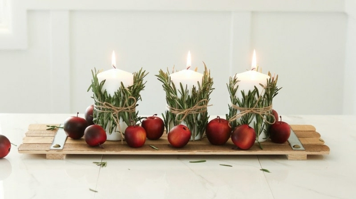 weihnachtsdeko selber machen naturmaterialien deko zu weihanchten tischdeko ideen weiße kerzen rosmarin äpfel