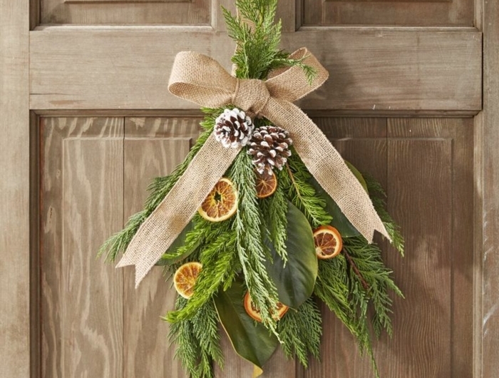 weihnachtsdeko selber machen naturmaterialien türdeko türkranz auszweigen und orangen türdeko zu weihanchten