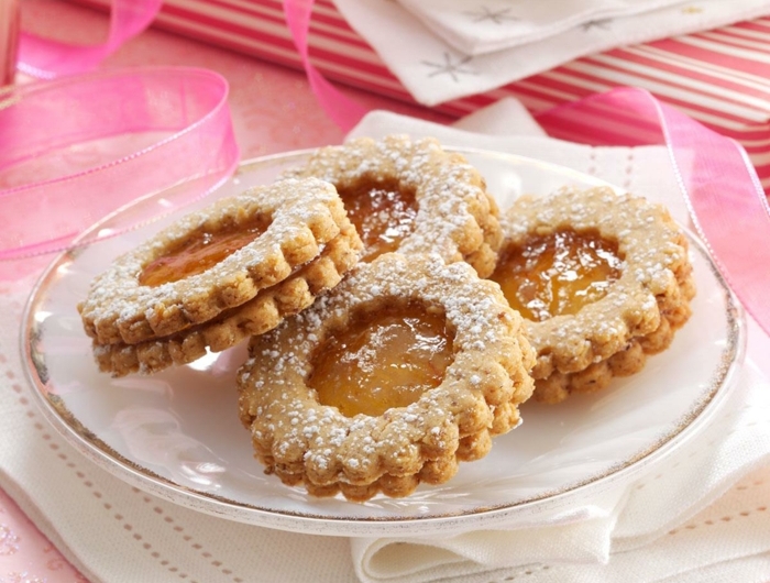 weihnachtsdessets inspiration linzer kekse mit aprikosenmarmelade auf einem teller engelsaugen plätzchen marmelade