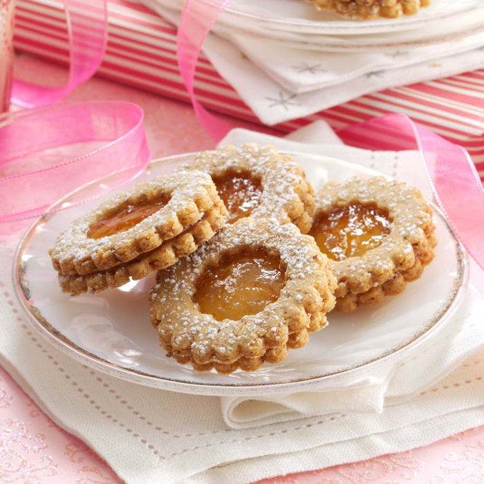 weihnachtsdessets inspiration linzer kekse mit aprikosenmarmelade auf einem teller engelsaugen plätzchen marmelade