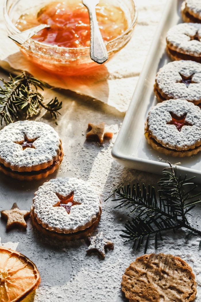 weihnachtsgebäck backen rezept plätzchen marmelade bestreut mit puderzucker leckere desserts zu weihnachten selber machen