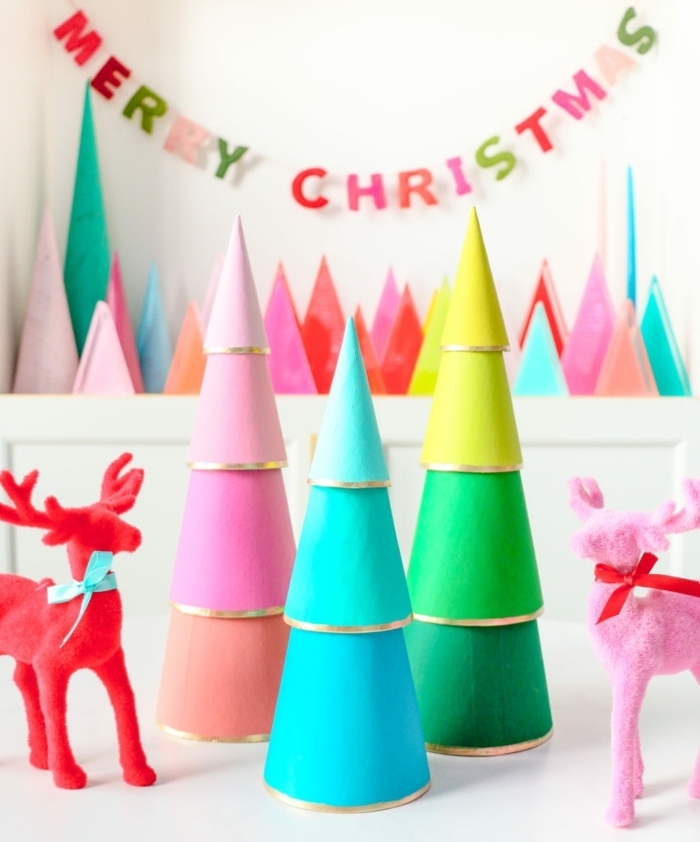 weihnachtsliches basteln mit kindern ideen zum selbermachen bunte tannenböume im ombre look weihnachtsbäume aus papierkegeln