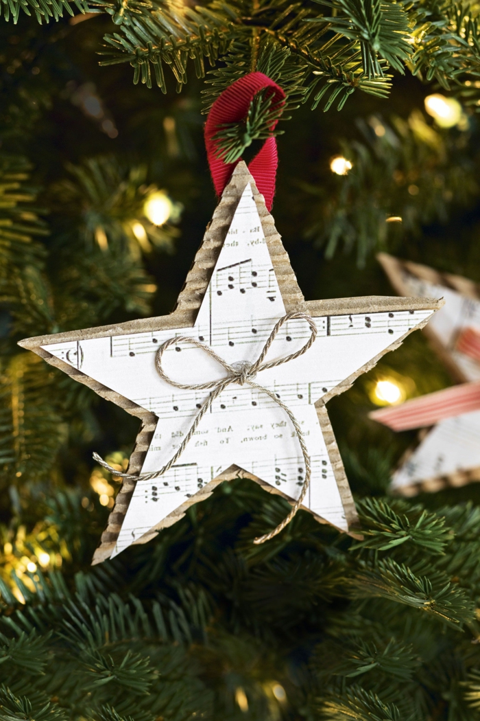 weihnachtsstern ornament notenblatt grüner weihnachtsbaum mit lichtern dekoriert christbaum schmücken beispiel