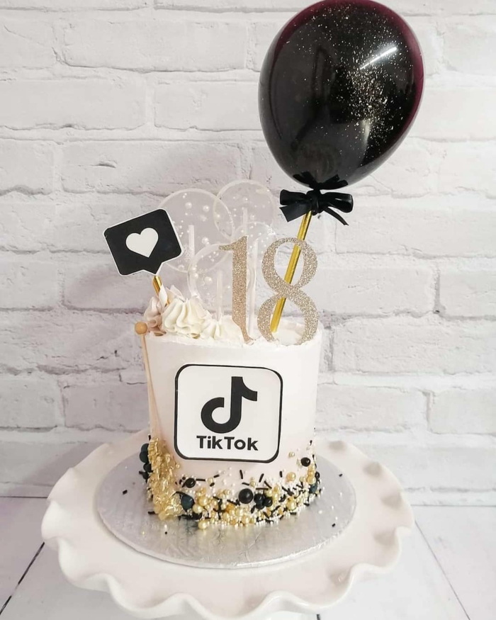 weiße torte zum 18 geburtstag tiktok kuchen vanille schwarzer luftballon schokoladenstreusel dekoration minimalistisch
