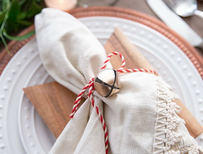 weißer gebundener tuch servietten falten einfach weihnachtsservietten diy dekoration weihnachtstisch inspiration