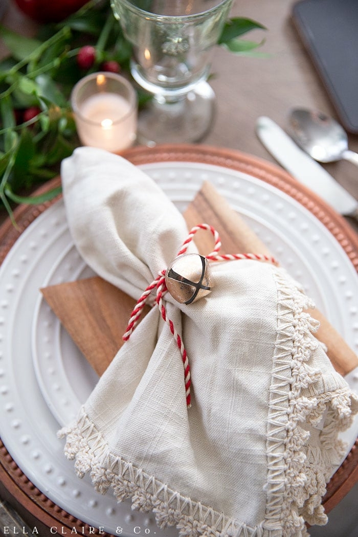 weißer gebundener tuch servietten falten einfach weihnachtsservietten diy dekoration weihnachtstisch inspiration