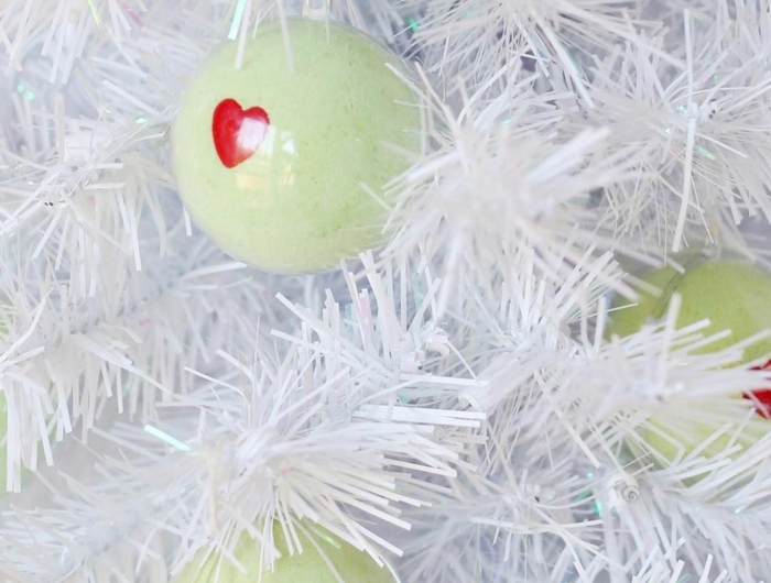 weißer weihnachtsbaum dekoriert mit grünen weihnachtskugeln moderner weihnachtsbaum ornamente